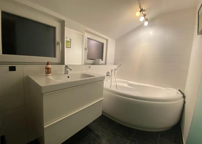 Modernes Refugium Mit Seeblick Feriehus